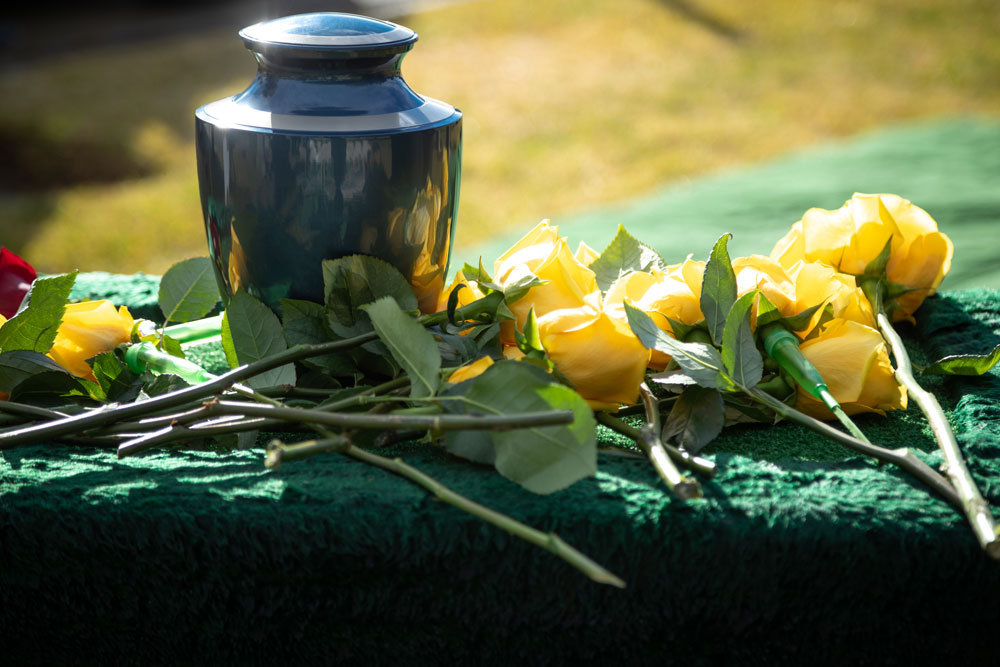 Memorial urn for cremation arrangements